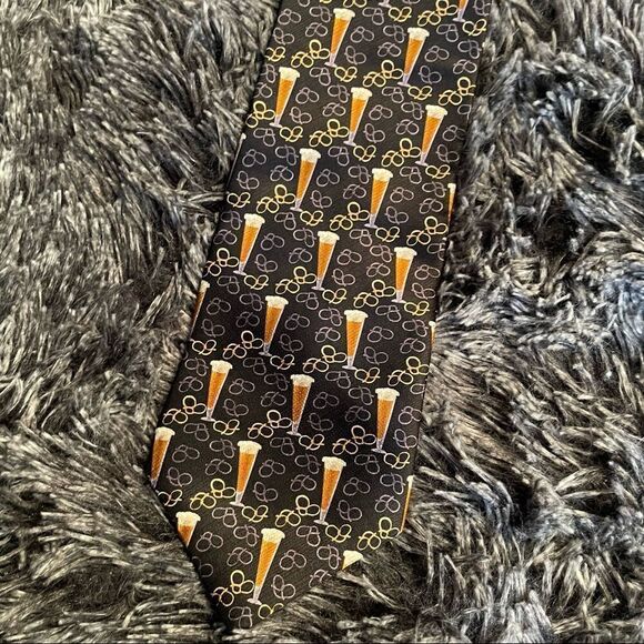 Beer & Pretzel Octoberfest Men’s Neck Tie - Picture 5 of 7